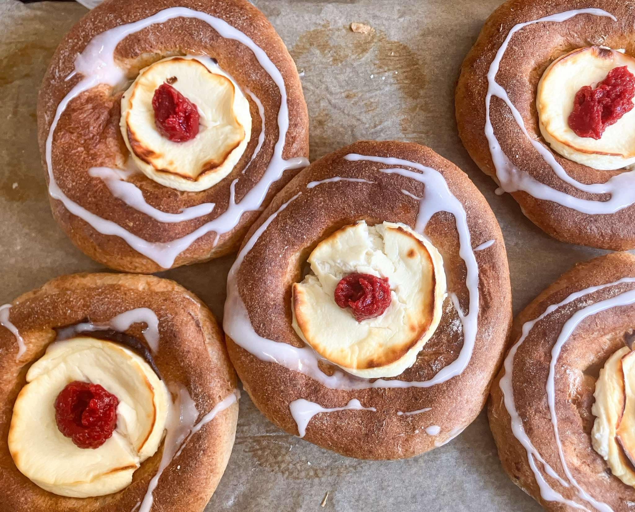 NOWOŚĆ - okrągłe bułki słodkie na zakwasie z serem (2 szt.) - Bezglutenowe
