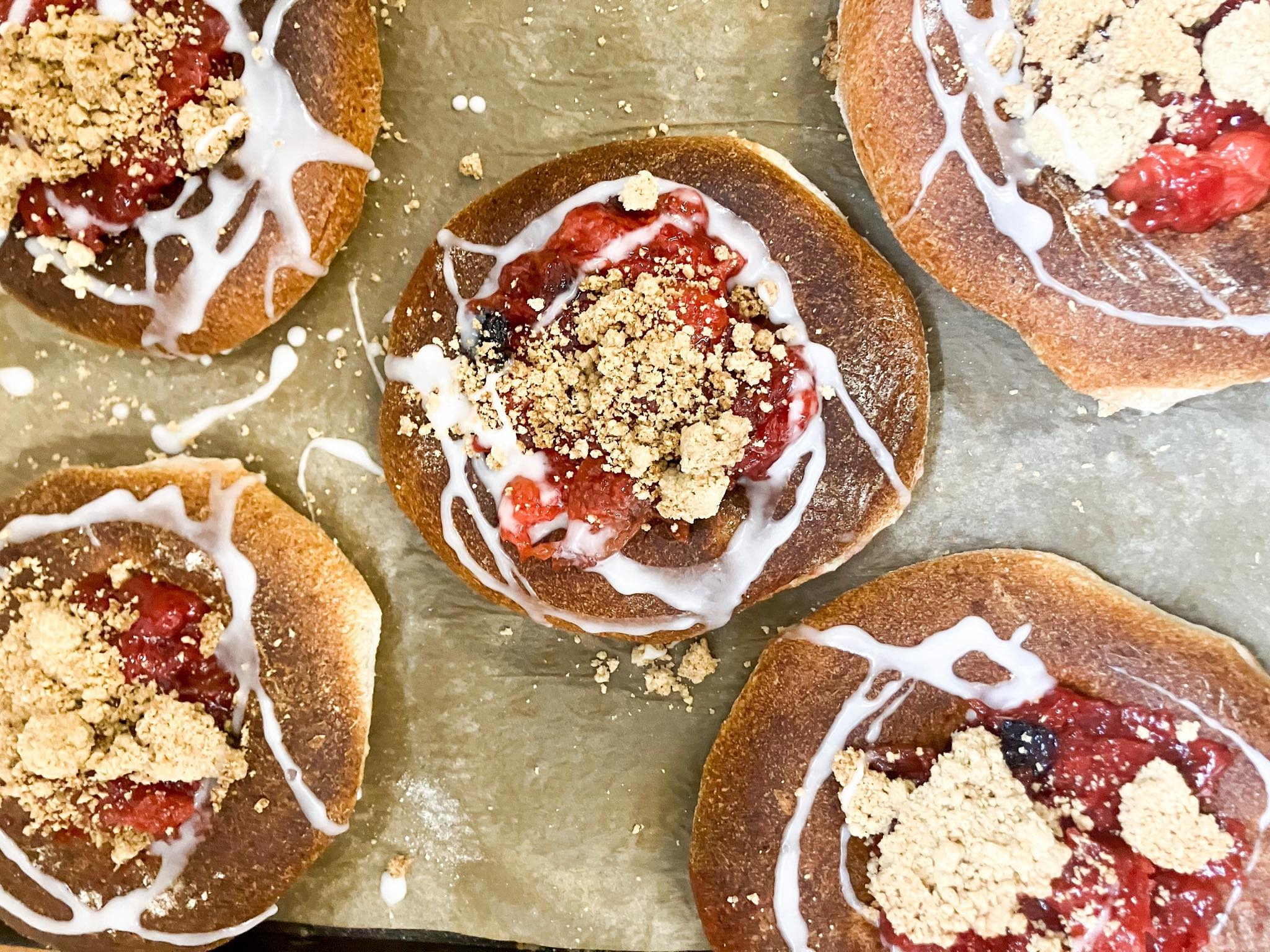 NOWOŚĆ - okrągłe bułki słodkie na zakwasie ze śliwkami (2 szt.) - Bezglutenowe & VEGAN