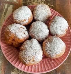 Tydzień tłustoczwartkowy - Pączki  bezglutenowy z kremem czekoladowymi truskawką liofilizowaną