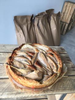 Marcepanowa tarta z gruszkami (masło, jajka, migdały) - 24 cm 